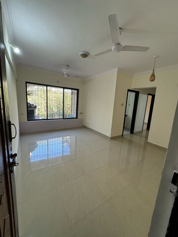 2 BHK Apartment For Rent in Dheeraj Godavari Apartment, Malad West