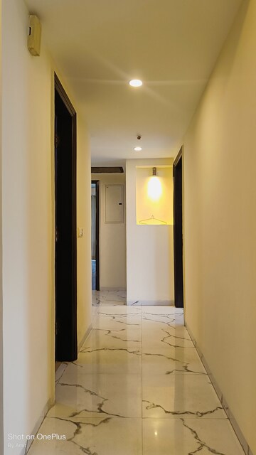 Building Lobby in 3 BHK Apartment at Omaxe Twin Towers, Sector 50 – for Rent