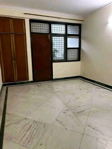 Room in 3 BHK Builder Floor at Empire Floors, Sector 57 – for Rent