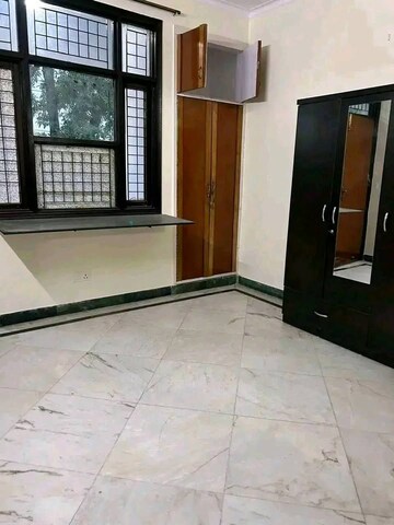 Room in 3 BHK Builder Floor at Empire Floors, Sector 57 – for Rent