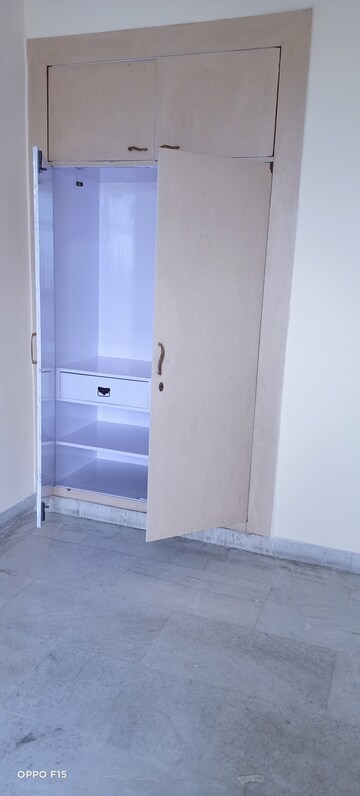 Room in 2 BHK Apartment at Parsvnath Edens, Alpha Ii Greater Noida – for Rent