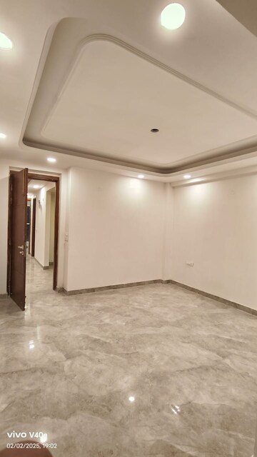 Room in 3 BHK Apartment at Vasant Kunj – for Sale