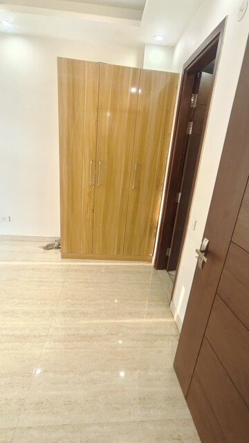 Building Lobby in 3 BHK Builder Floor at Sector 57 – for Rent