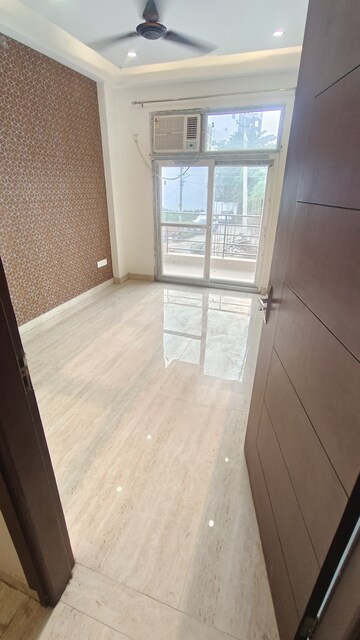 Room in 3 BHK Builder Floor at Sector 57 – for Rent