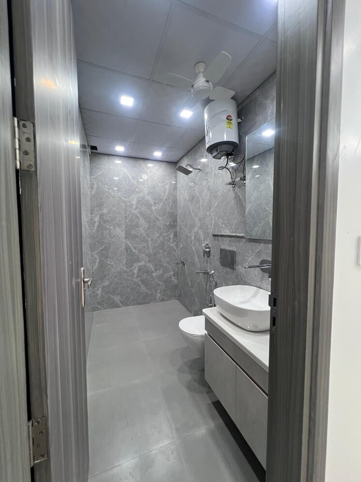 Bathroom, hauz khas 4 Bedroom 600 Sq.Yd. Builder Floor In Hauz Khas Delhi 8935961