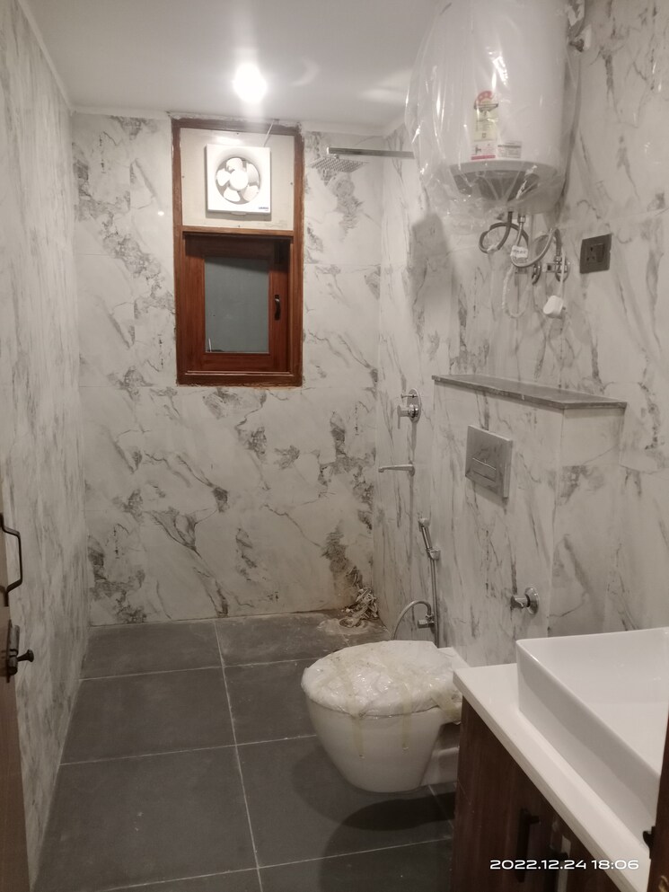 Bathroom, vasant kunj 3 Bedroom 1300 Sq.Ft. Apartment In Vasant Kunj Delhi 8936098