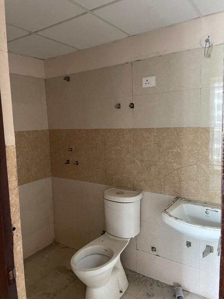 Bathroom, amrapali-golf-homes 2 Bedroom 835 Sq.Ft. Apartment In Sector 4 Greater Noida Greater Noida 8936173