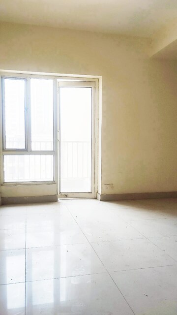 Room in 2 BHK Apartment at Panchsheel Greens II, Sector 16 Greater Noida – for Sale