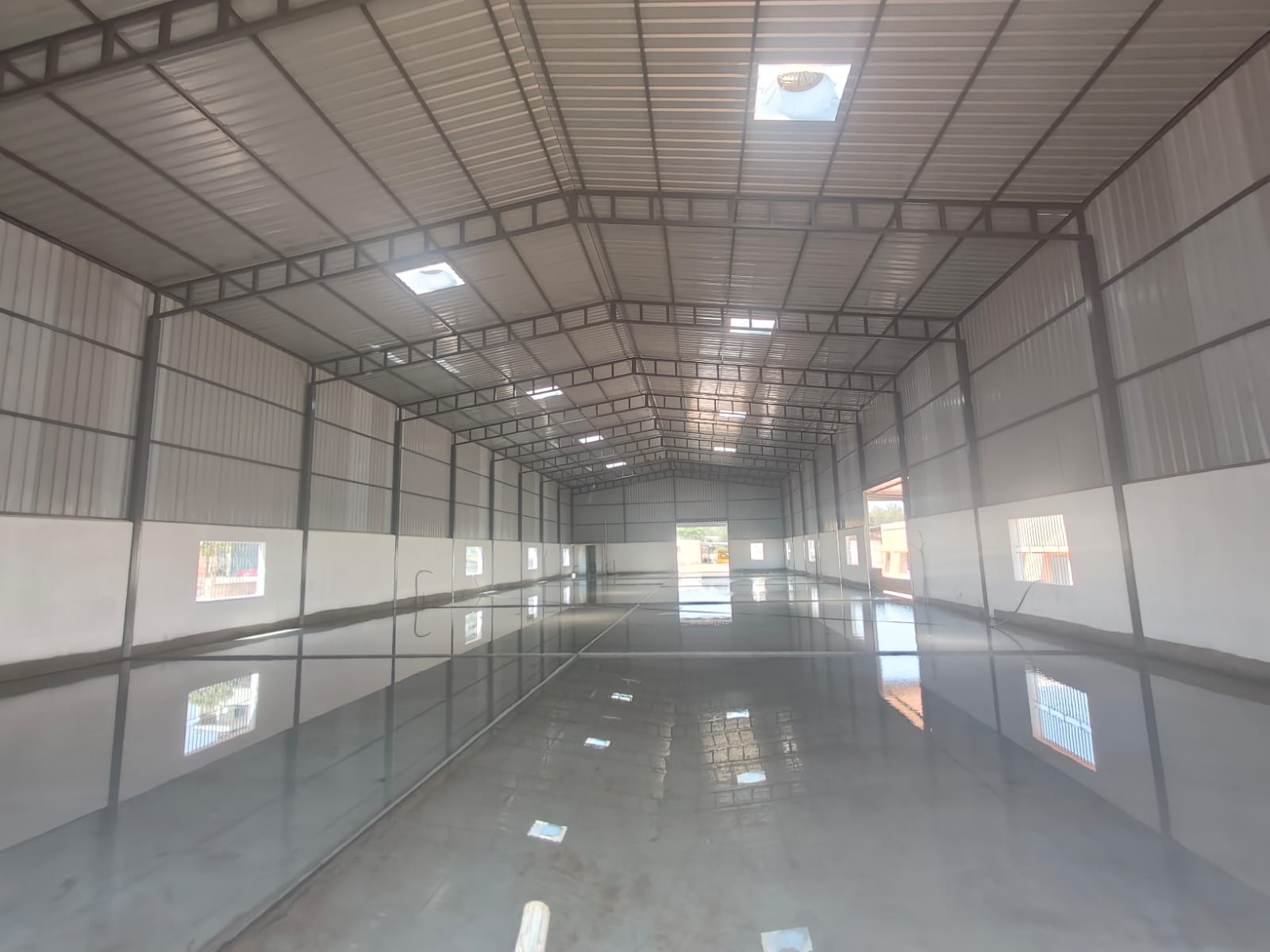Warehouse For Rent in Warehouse With Vacant Lan