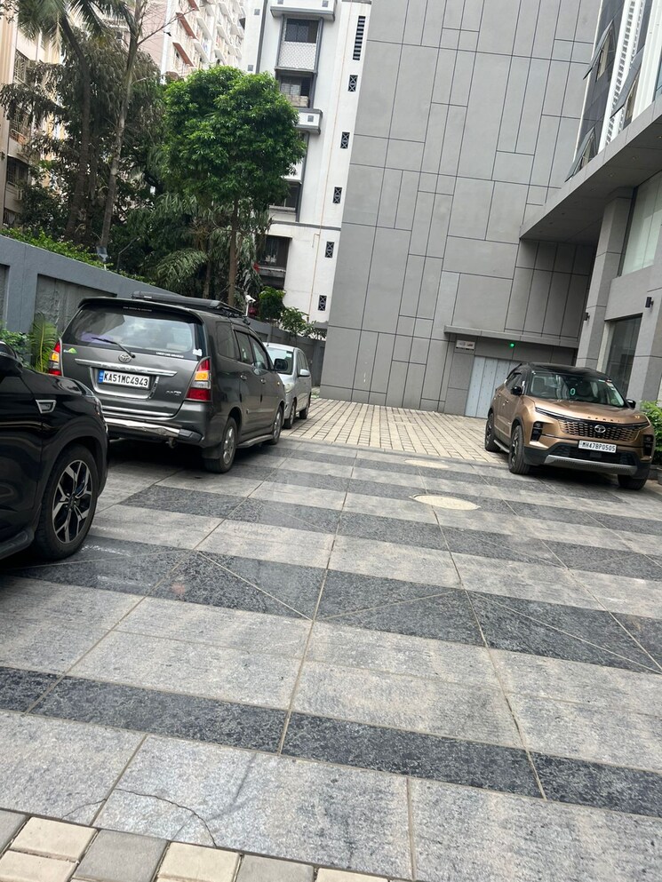  Parking, one-world Commercial Office Space 400 Sq.Ft. In Malad West Mumbai 8936495