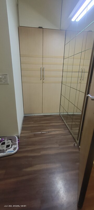 Room in 2 BHK Apartment at Khar West – for Rent