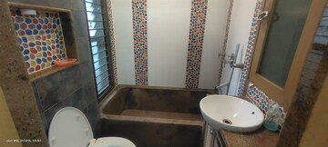 Furnished Amenities in 2 BHK Apartment at Khar West – for Rent