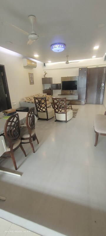 Master Bedroom in 2 BHK Apartment at Khar West – for Rent
