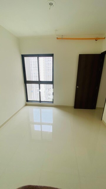 Room in 2 BHK Apartment at Kalpataru Paramount, Kapur Bawdi – for Rent