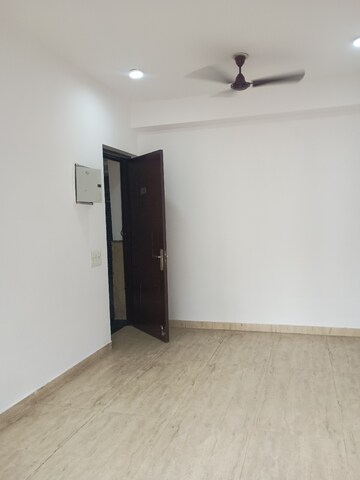 Room in 3.5 BHK Apartment at Nimbus The Hyde park, Sector 78 – for Sale