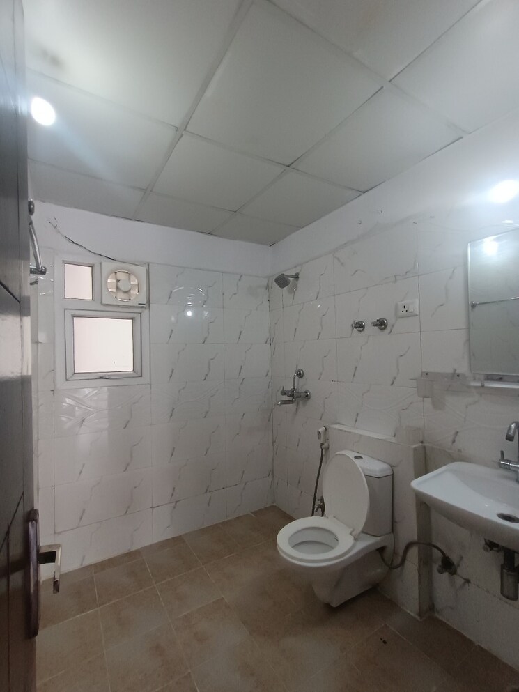 Bathroom, nimbus-the-hyde-park 3.5 Bedroom 1835 Sq.Ft. Apartment In Sector 78 Noida 8936596