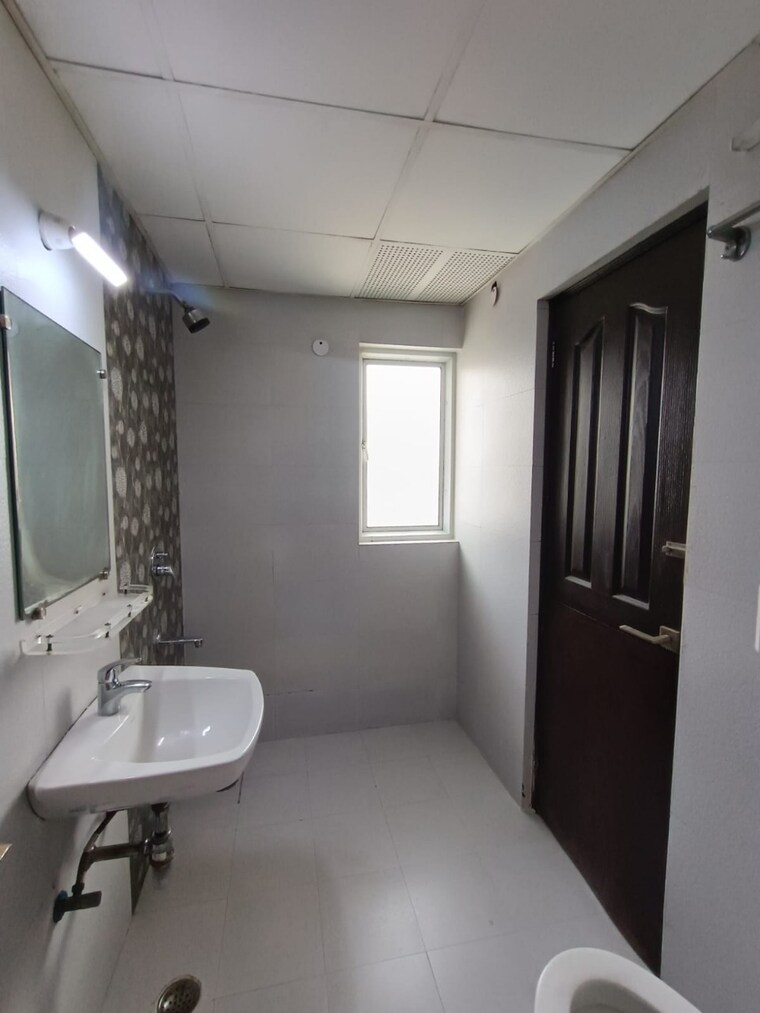 Bathroom, nimbus-the-hyde-park 3.5 Bedroom 1835 Sq.Ft. Apartment In Sector 78 Noida 8936596