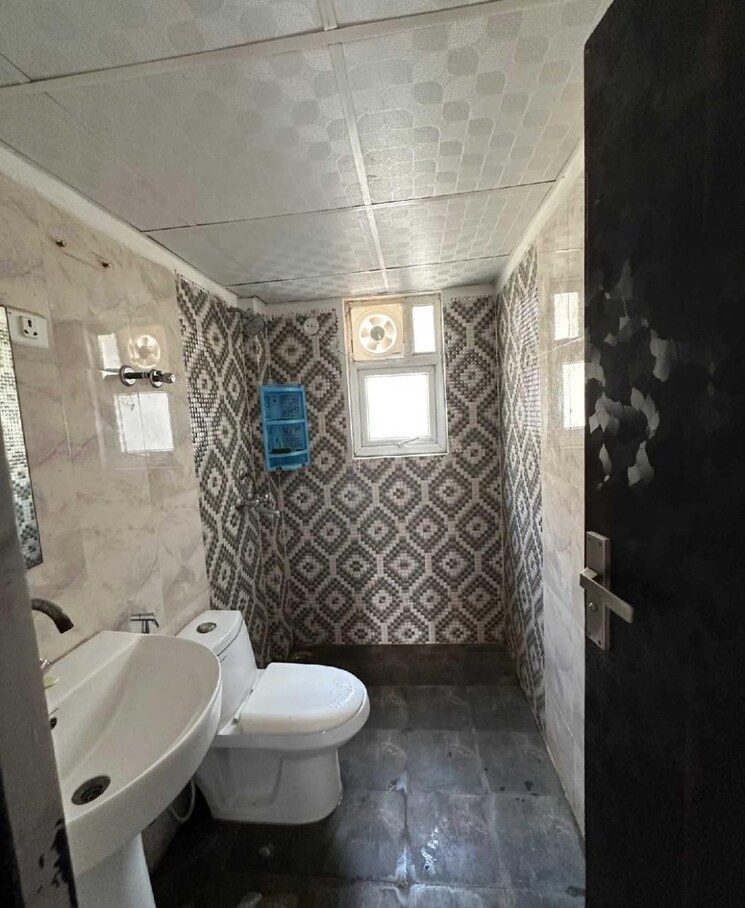 Bathroom, amrapali-silicon-city 2.5 Bedroom 1180 Sq.Ft. Apartment In Sector 76 Noida 8936618