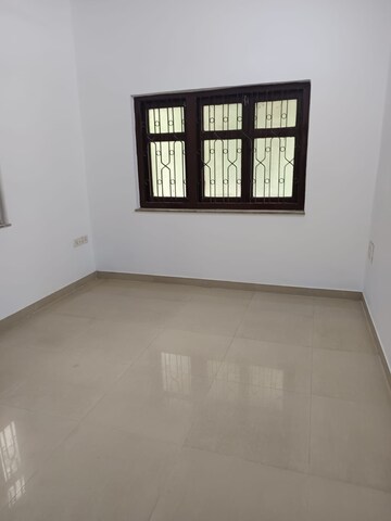 Room in 2 BHK Apartment at Bandra West – for Rent