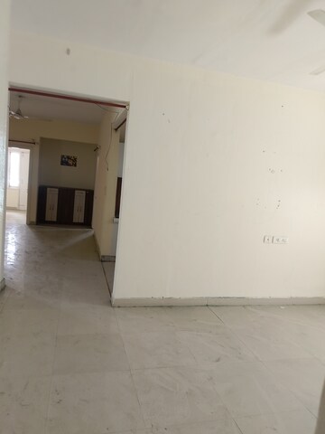 Room in 3 BHK Apartment at Kalptaru Apartment, Gomti Nagar – for Rent