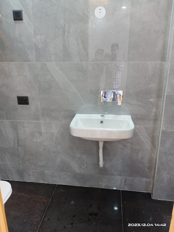 Bathroom in 1 BHK Apartment at Vasant Kunj – for Rent