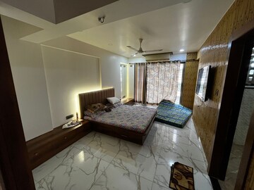 Room in 3 BHK Apartment at Kamala New Apsara, Khar West – for Rent