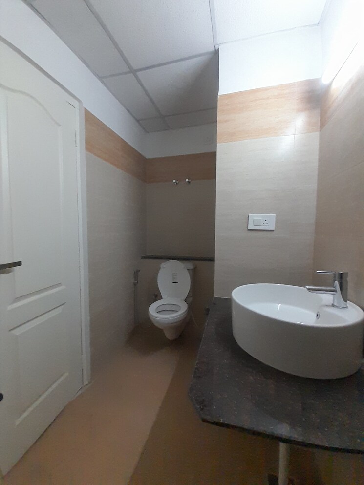 Bathroom, sushma-valencia 3 Bedroom 1800 Sq.Ft. Apartment In International Airport Road Zirakpur 8936841