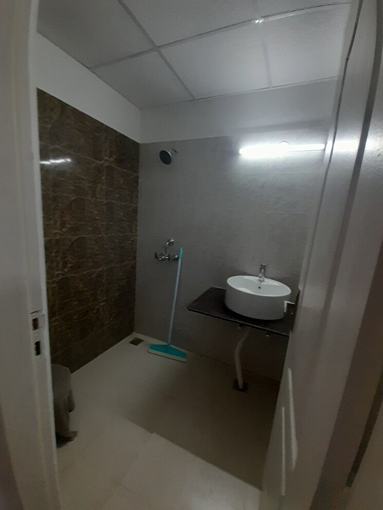 Bathroom, sushma-valencia 3 Bedroom 1800 Sq.Ft. Apartment In International Airport Road Zirakpur 8936841
