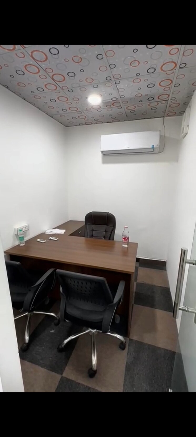 Team Area, arv-park Commercial Office Space 2500 Sq.Ft. In Sector 63 Noida 8937040