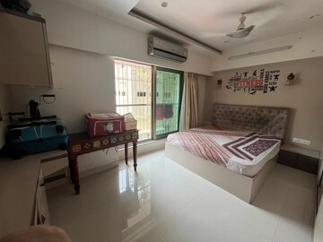 Bedroom in 2 BHK Apartment at Khar West – for Rent