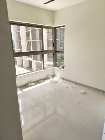 Room in 2 BHK Apartment at Kalpataru Paramount, Kapur Bawdi – for Rent