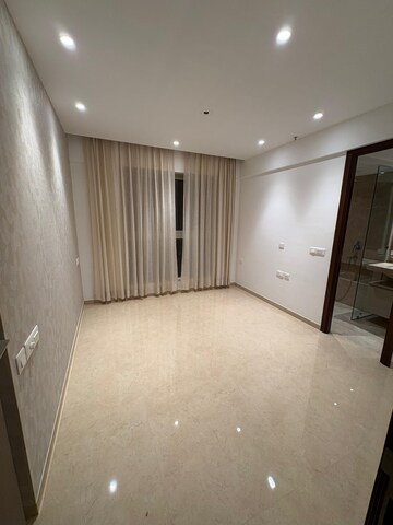 Room in 3 BHK Apartment at Bhoomi Legend, Kandivali East – for Rent
