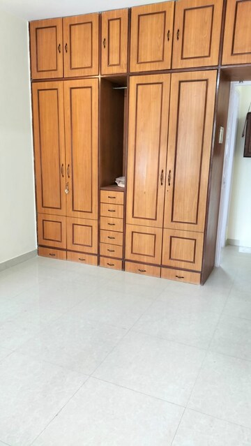Room in 1 BHK Apartment at Arpan Darpan CHS, Goregaon East – for Rent