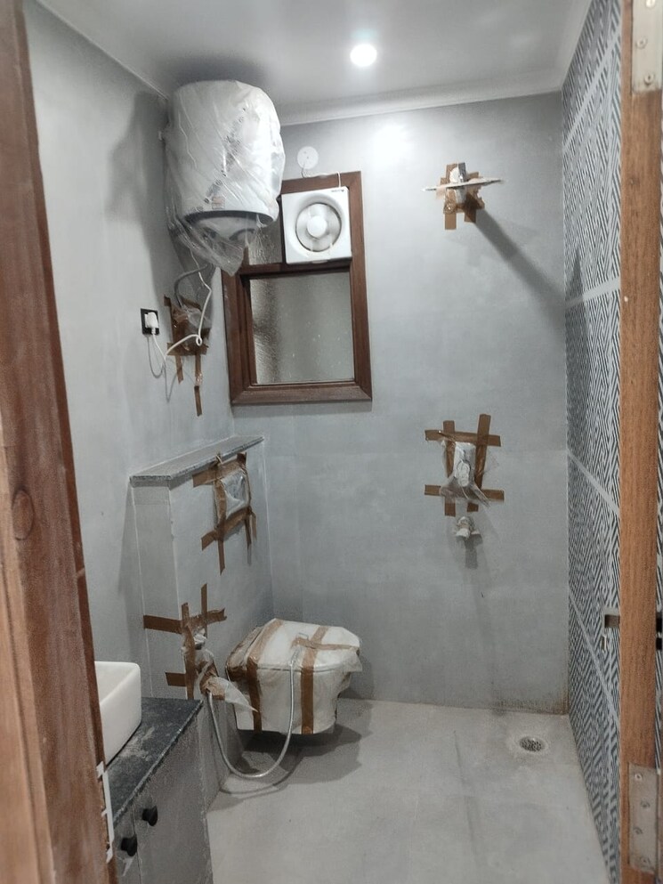 Bathroom, freedom fighters enclave 3 Bedroom 1200 Sq.Ft. Builder Floor In Freedom Fighters Enclave Delhi 8937359