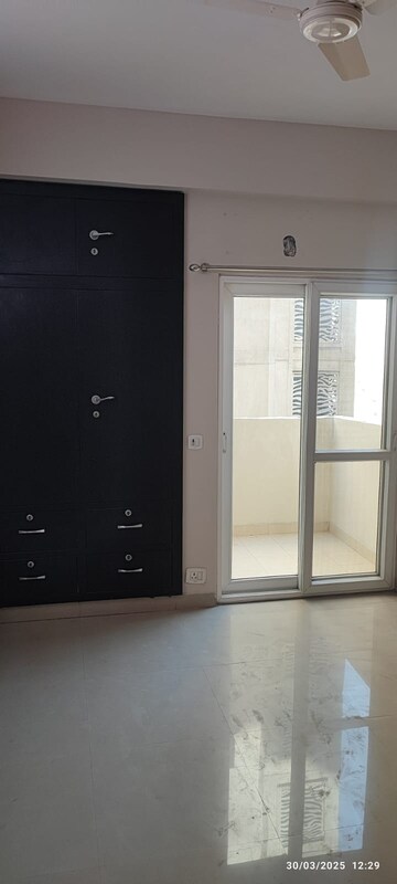 Room in 3 BHK Apartment at Antriksh Golf View, Sector 78 – for Rent