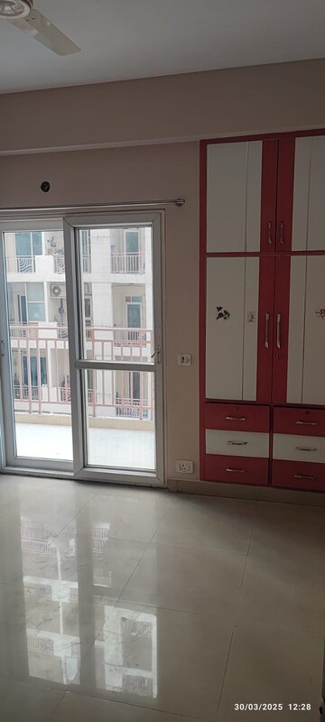 Room in 3 BHK Apartment at Antriksh Golf View, Sector 78 – for Rent
