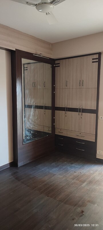 Room in 3 BHK Apartment at Antriksh Golf View, Sector 78 – for Rent