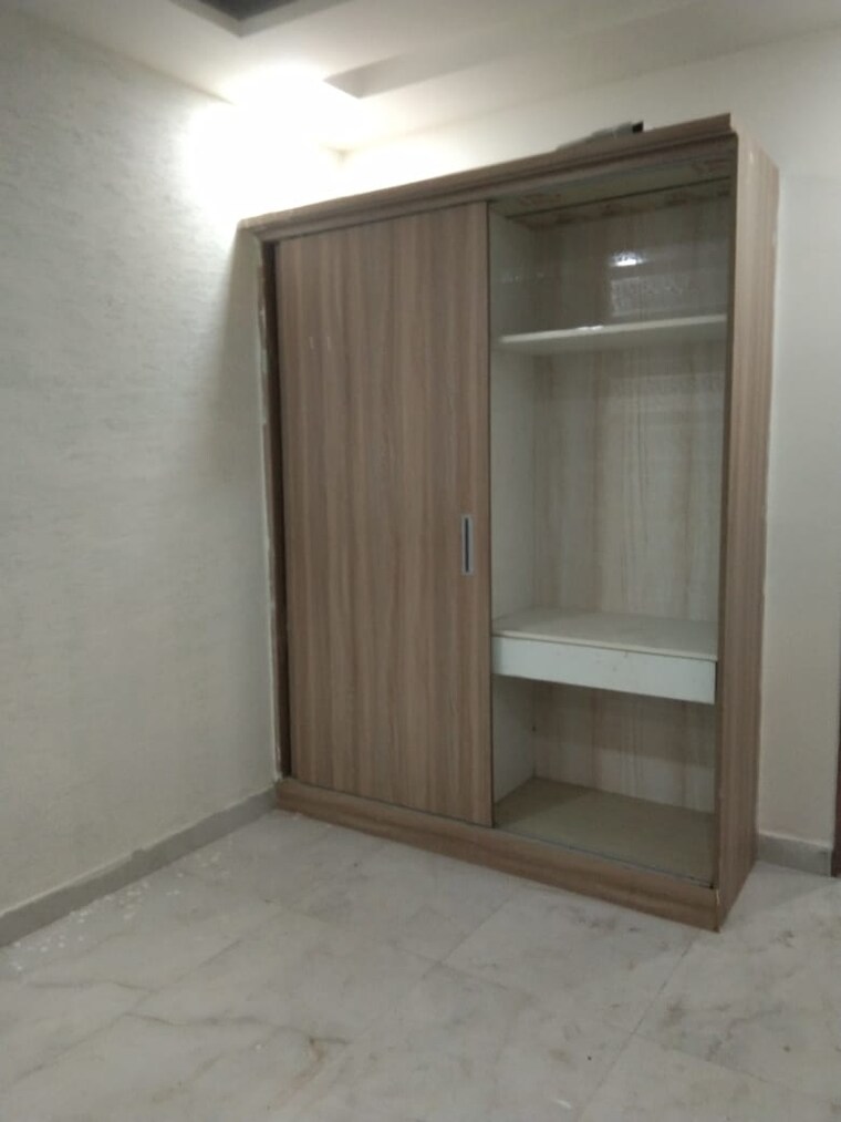Room, sector 73 2 Bedroom 1100 Sq.Ft. Builder Floor In Sector 73 Noida 8938056