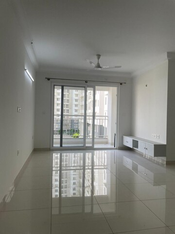 2 BHK Apartment For Rent in Puravankara Palm Beach, Hennur