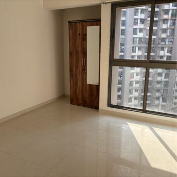 Room in 2 BHK Apartment at Runwal Eirene Phase 2, Majiwada – for Sale
