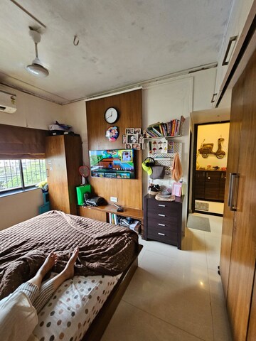 Bedroom in 2 BHK Apartment at Andheri West – for Rent
