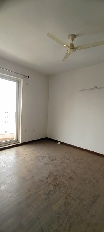 Room in 3 BHK Apartment at BPTP Discovery Park, Sector 80 – for Rent