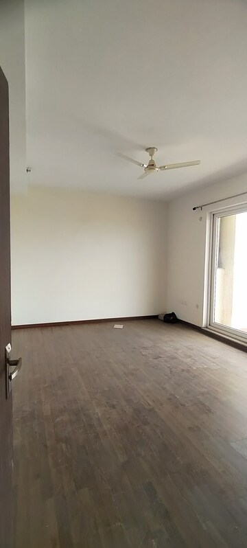 Room in 3 BHK Apartment at BPTP Discovery Park, Sector 80 – for Rent