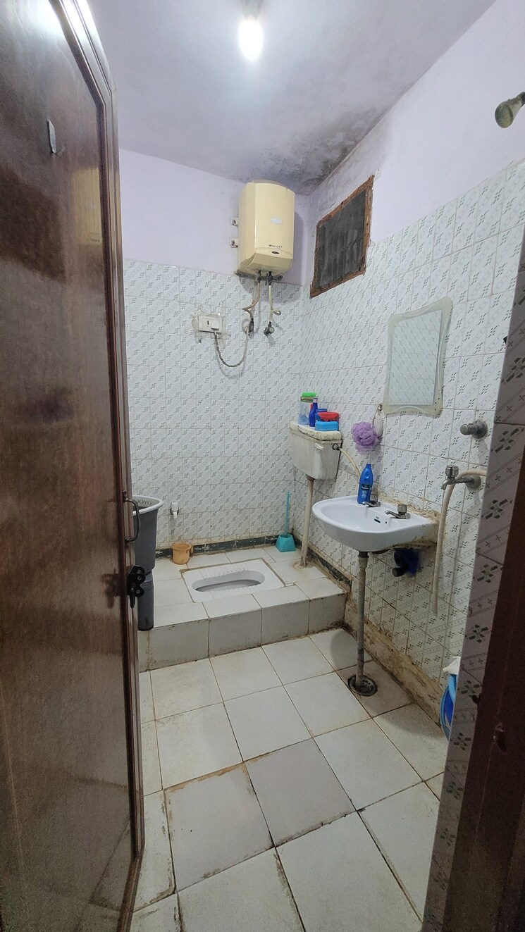 Bathroom, dilshad garden 2 Bedroom 900 Sq.Ft. Builder Floor In Dilshad Garden Delhi 8938315