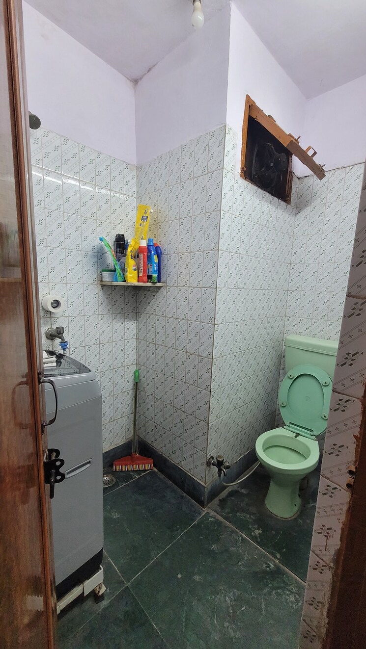 Attached Bathroom, dilshad garden 2 Bedroom 900 Sq.Ft. Builder Floor In Dilshad Garden Delhi 8938315