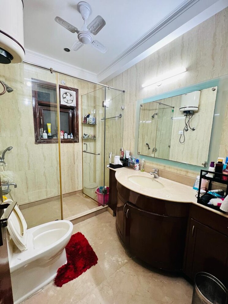 Bathroom, kalkaji 3 Bedroom 200 Sq.Yd. Builder Floor In Kalkaji Delhi 8938345