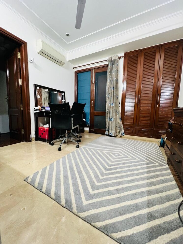 Bedroom, kalkaji 3 Bedroom 200 Sq.Yd. Builder Floor In Kalkaji Delhi 8938345