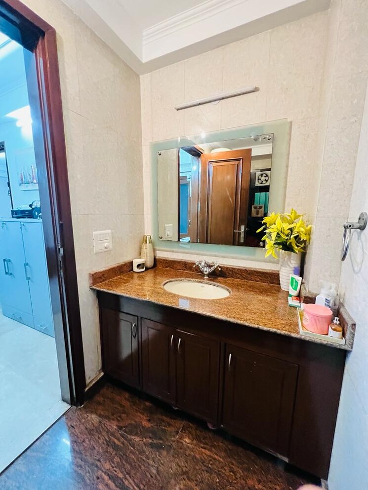 Bathroom, kalkaji 3 Bedroom 200 Sq.Yd. Builder Floor In Kalkaji Delhi 8938345