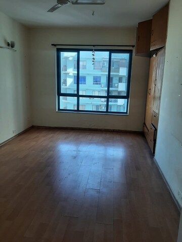 Room in 3 BHK Apartment at Unitech The Close North, Sector 50 – for Rent