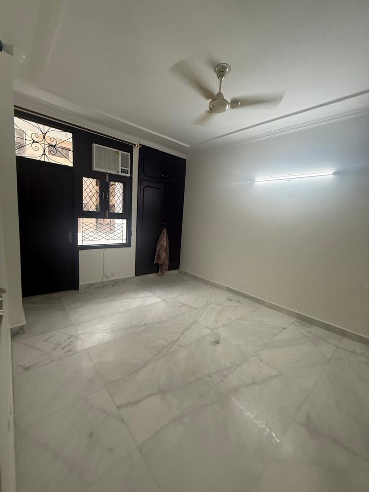 Room, kalkaji 3 Bedroom 200 Sq.Yd. Builder Floor In Kalkaji Delhi 8938356